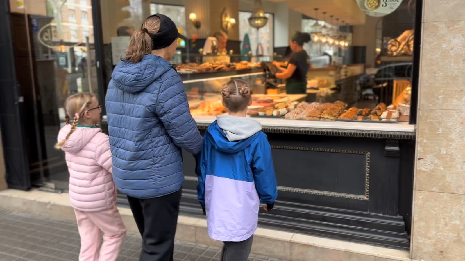 Find delicious food by walking and exploring in Barcelona
